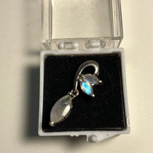 Moonstone pendant in silver,small with 3 stone’s bottom one dangles, moves , new